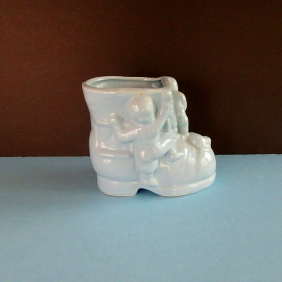 Pale blue vintage ceramic shoe planter "Old Woman Who Lived in a Shoe"- baby boy - Picture 8 of 9